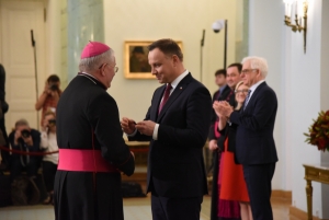 Odznaczenia państwowe dla zasłużonych w działalności charytatywnej i humanitarnej